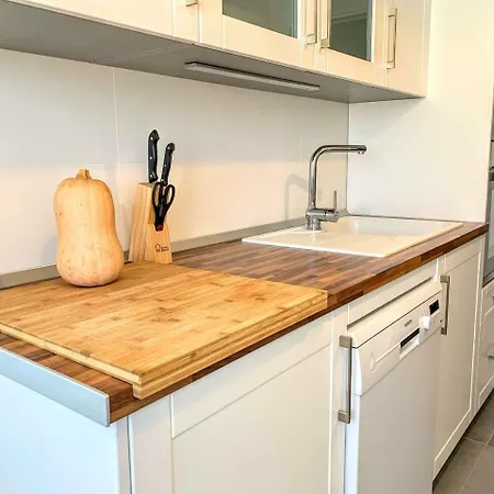 Homely Obispo Con Parking Apartment