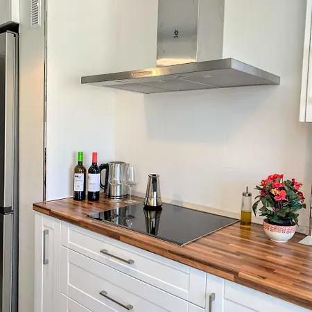 Homely Obispo Con Parking Apartment